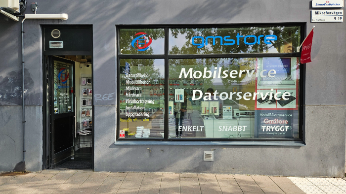 GM Stores butik i Hägersten, Stockholm, där vi tar emot och reparerar din mobiltelefon, surfplatta eller dator samt har försäljning av tillbehör och begagnad teknik.
